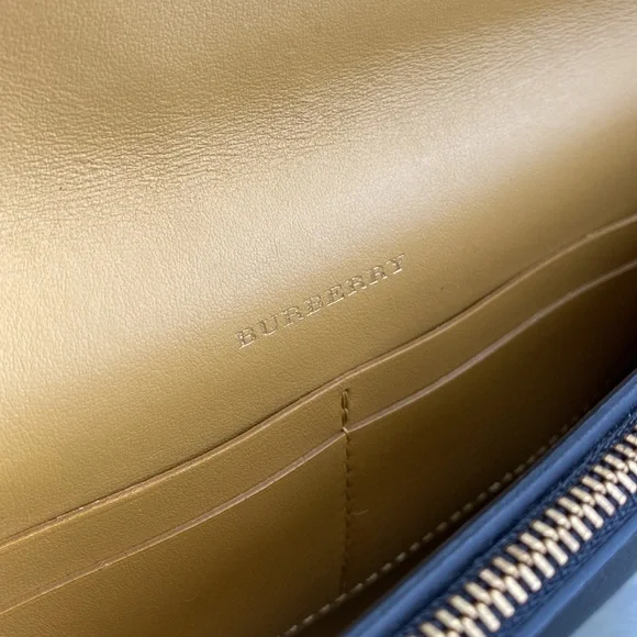 Burberry half moon shoulder bag - Picture 6 of 10